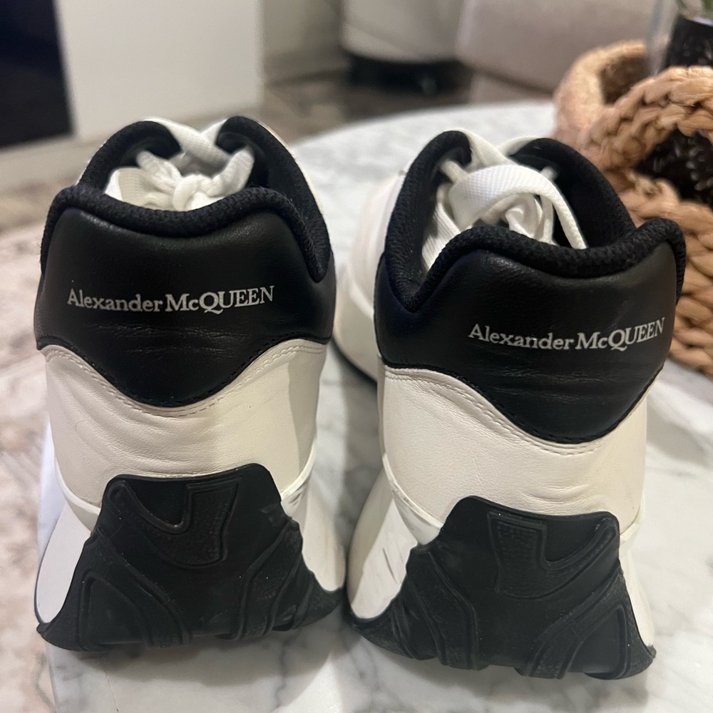 Alexander McQueen
Worn only a few times 
Seal Logo Low-Top Runner Sneakers - Picture 4 of 7